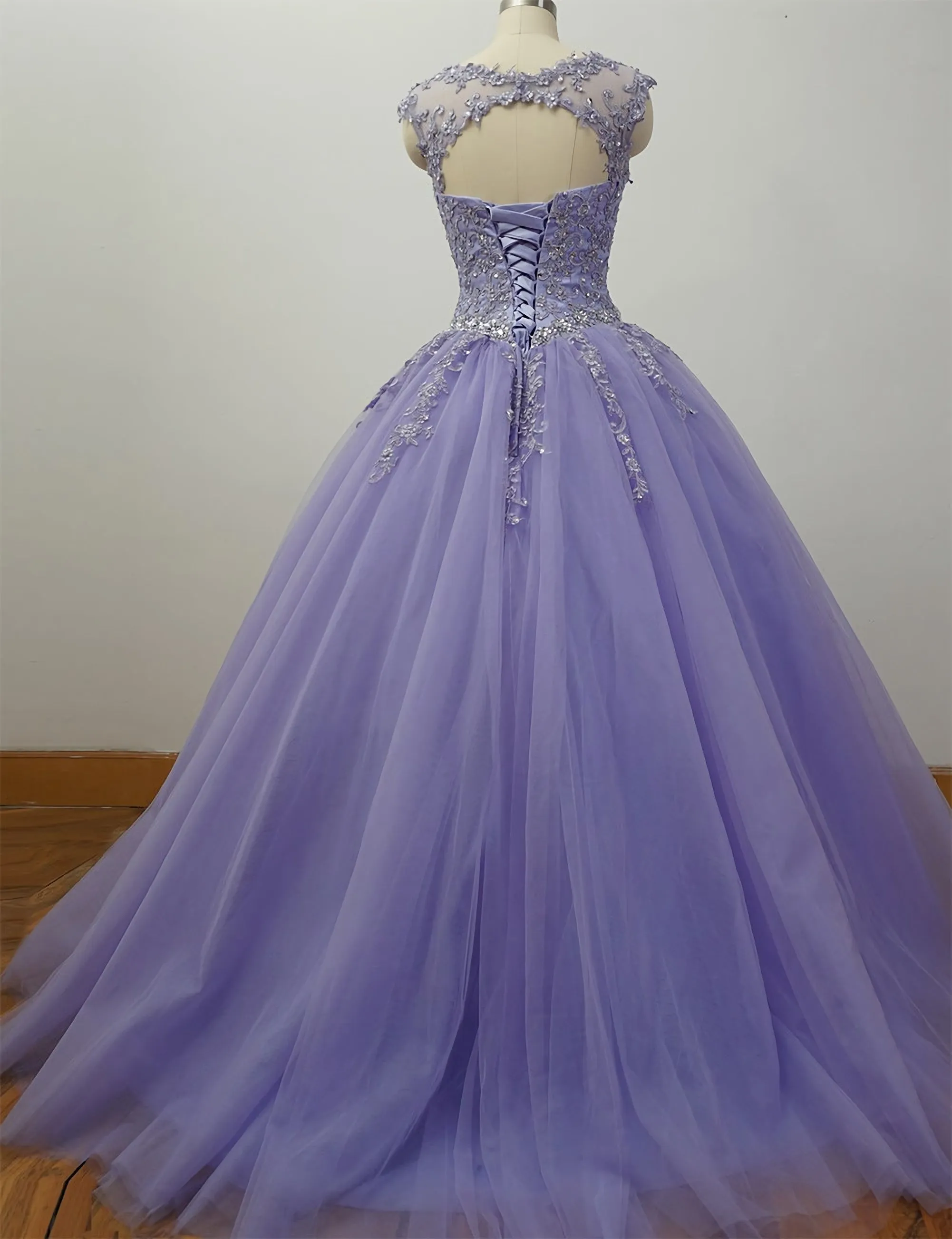 Gorgeous Cap Sleeves Lavender Ball Gown Quinceanera Dresses Lace Appliqued Beading Bling Bling Sweet 16 Dress Debutante Gown Prom Dresses