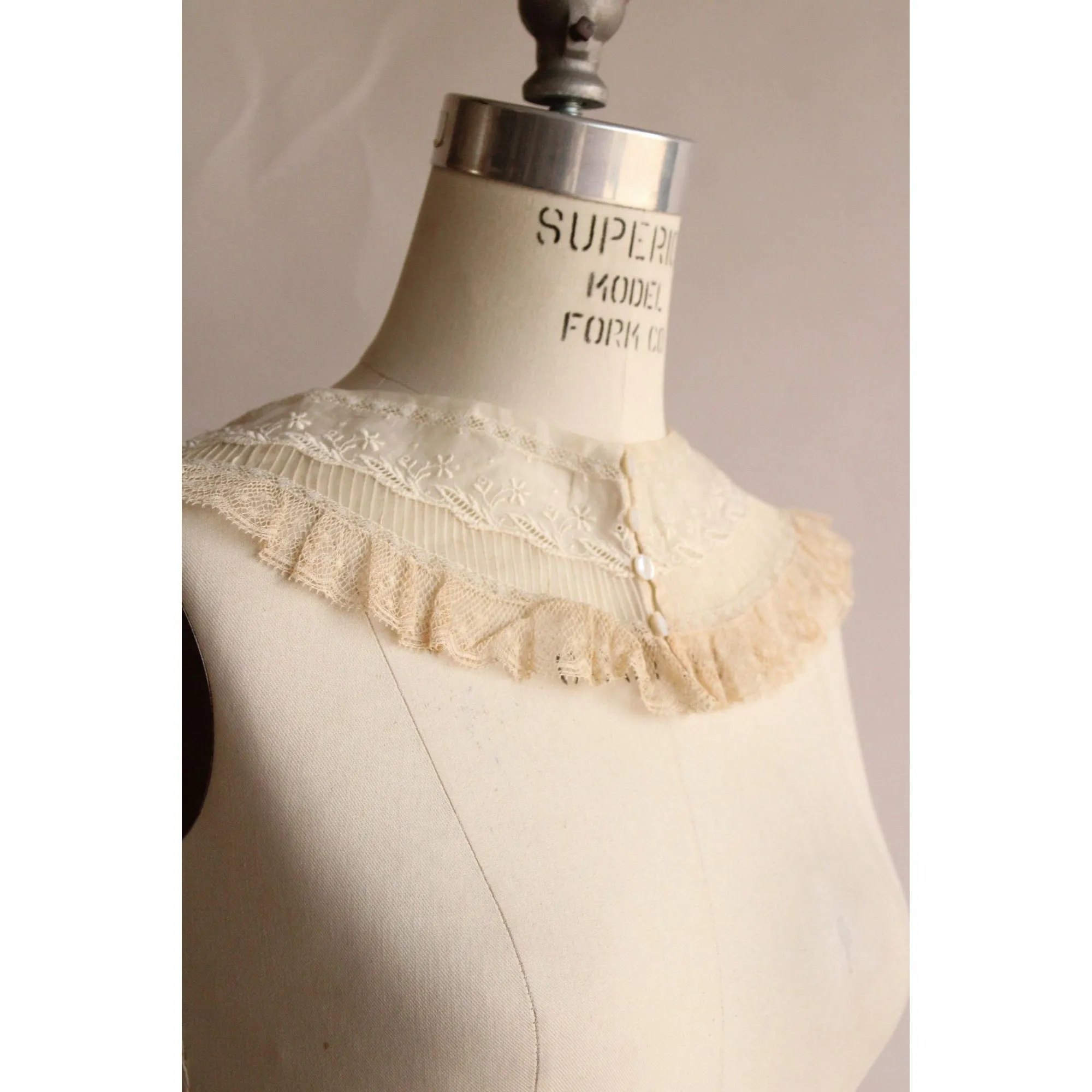 Vintage 1900s 1910s Collar in Beige Lace