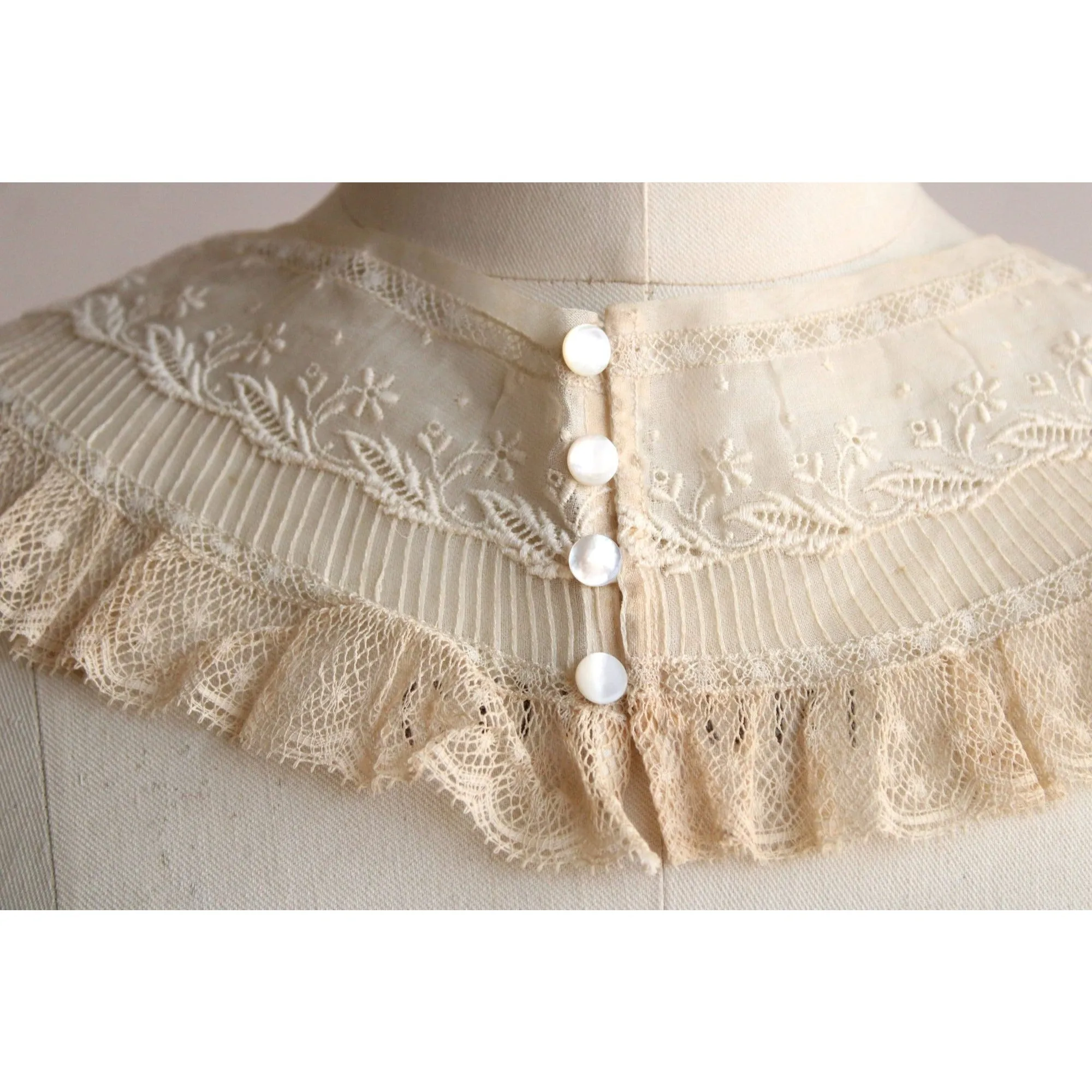 Vintage 1900s 1910s Collar in Beige Lace