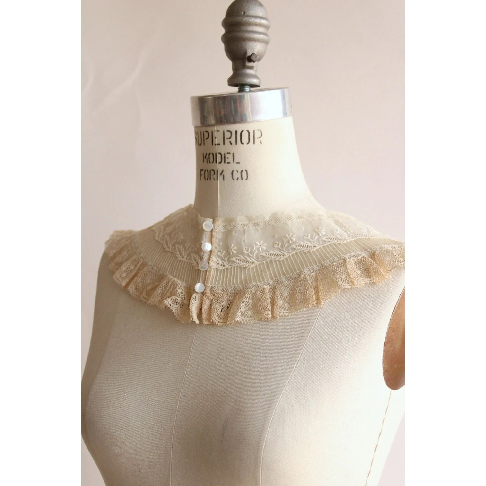 Vintage 1900s 1910s Collar in Beige Lace